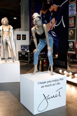 jj_juliensauctions_beverlyhills_gallery_opening_2021_281229.jpg
