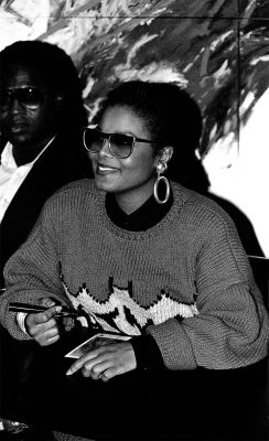 jj_JanetSignignEvent1986_28129.jpg