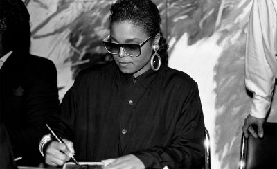 jj_JanetSignignEvent1986_28729.jpg