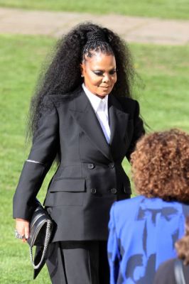 jj_leavingMcQueenShow_london2022_282429.jpg