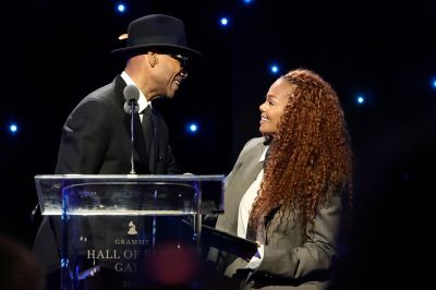 jj_GrammyHallFame_Award_00002.jpg