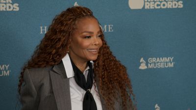 jj_GrammyHallFame_Carpet_00009.jpg