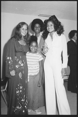1975_Unknown_Janet_Michael_LaToya_LindaBlair.jpg